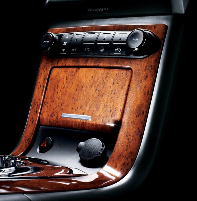 2007 Nissan Maxima Center Console Picture